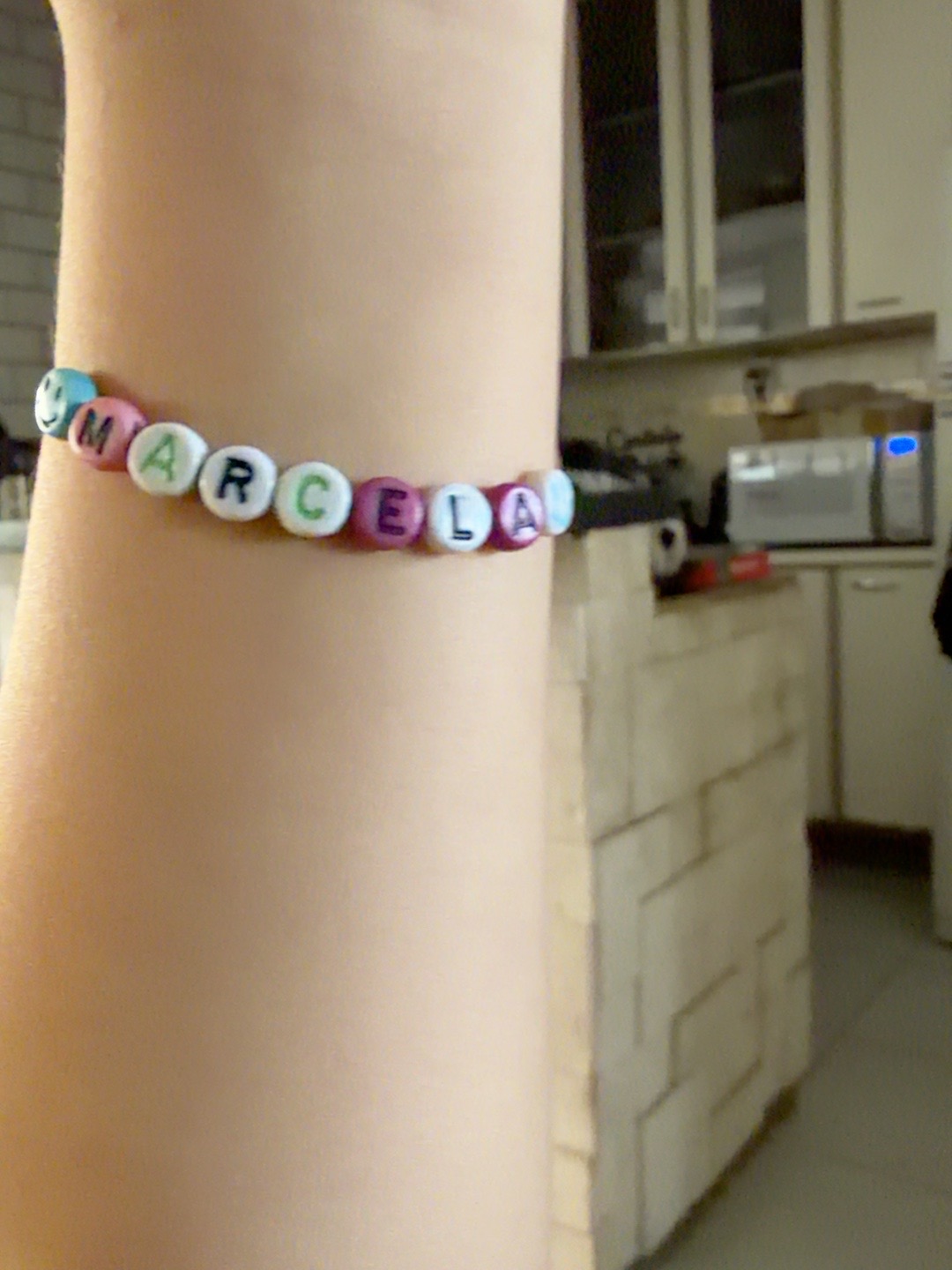 Pulseira colorida feita com missangas e letras